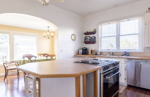 Sitka House | Stunning 5 Bedroom, 4 Bathroom Home Located Downtown