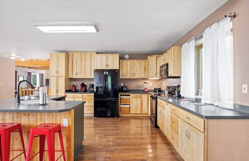Fairbanks House | 🦊Stunning 5 bedroom view home at Fox Den