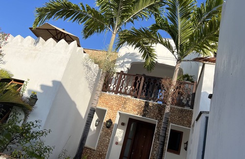 Mtwapa Villa | Stunning 5 Bedrooms Villa Directly On The Beach