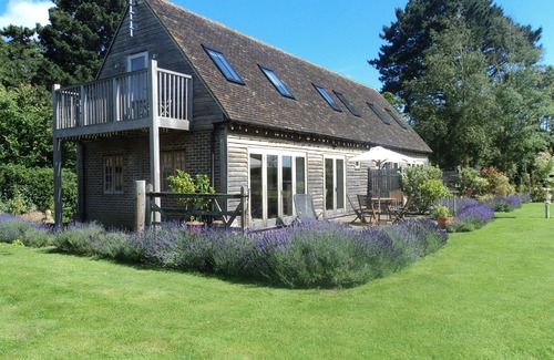 Chichester House | Stunning 5 Star cottage set in 4 acres in AONB. Close to beach/harbour. Sleeps 4