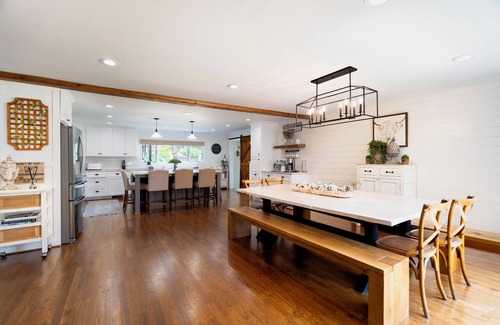 Cleveland Other | STUNNING 5 star luxury farmhouse, GA wine country with a new Pickleball Court!