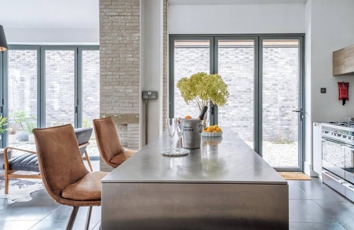 Brent House | Stunning 5BD with private garden & parking access