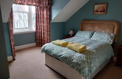 Old Town Apartment | Stunning 5BR Royal Mile Penthouse