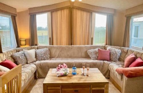 Scratby Other | Stunning 6 Berth Caravan For Hire In Norfolk, Close To The Beach, Ref 19129S