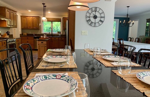 West Hartford House | Stunning 6 BR/4.5 BA with 7-person hot tub, pool table and EV charger