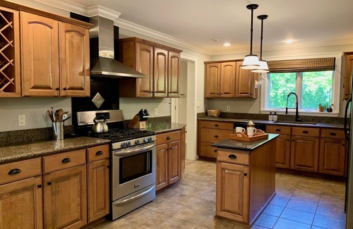 West Hartford House | Stunning 6 BR/4.5 BA with 7-person hot tub, pool table and EV charger
