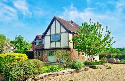 New Forest District House | Stunning 7 Bedroom Escape Near New Forest and Beach - Large Garden - Sleeps 14