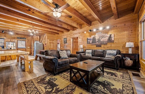 Gatlinburg - Pigeon Forge Cabin | Stunning 8 BDRM Lodge! -HOT TUB -FIRE PIT -GAME ROOM
