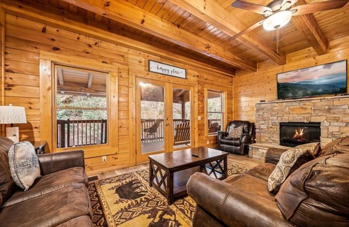 Gatlinburg - Pigeon Forge Cabin | Stunning 8 BDRM Lodge! -HOT TUB -FIRE PIT -GAME ROOM