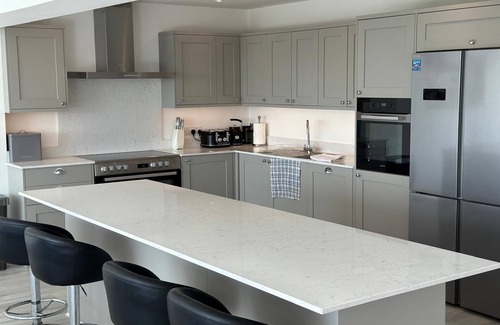 Cooden Villa | Stunning 8 bed Seaside Villa, Pool, Cinema, Bar, Private Beach. Sleeps 17