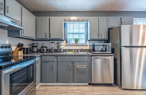 Jefferson Park Apartment | Stunning and Elegant Home in Atlanta by Deity Villas