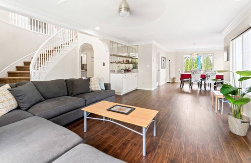 Queensborough House | Stunning and Spacious 6-Bedroom Retreat w/ Jacuzzi