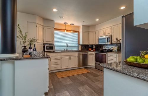 Walla Walla East House | Stunning and spacious retreat w/Heated pool and hot tub