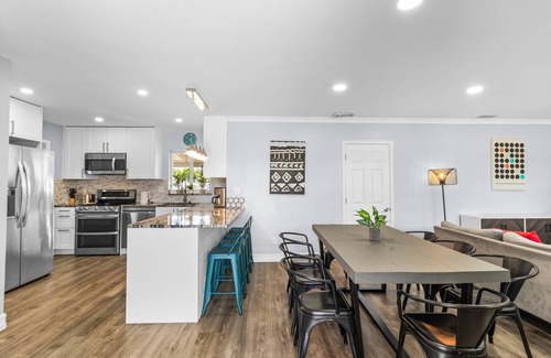 Boulevard Heights House | Stunning and Spacious 4 bedroom Hollywood Oasis with Private Pool & Covered Patio.