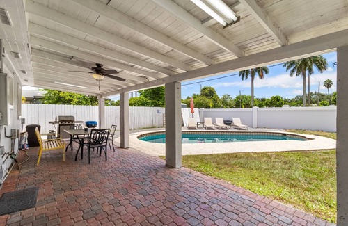 Boulevard Heights House | Stunning and Spacious 4 bedroom Hollywood Oasis with Private Pool & Covered Patio.