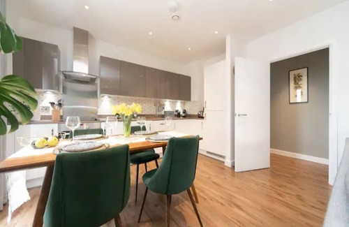 Woolwich Apartment | Stunning and Stylish Flat Mins From Central London | Pass the Keys