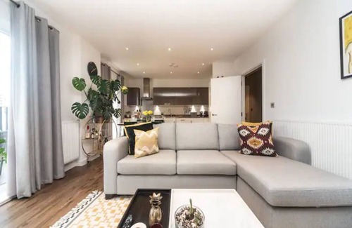 Woolwich Apartment | Stunning and Stylish Flat Mins From Central London | Pass the Keys