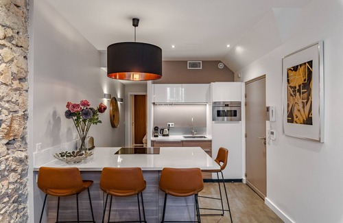 Cannes City Centre Apartment | STUNNING APART ❤️ BEACHES, SHOPS & PALAIS at YOUR DOORSTEPS! By TOTOLULUCANNES