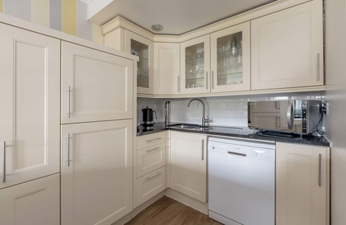 Dalry Apartment | Stunning Apartment Close To Edinburgh City Centre, indoor pool and garden