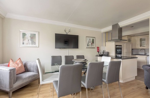Dalry Apartment | Stunning Apartment Close To Edinburgh City Centre, indoor pool and garden