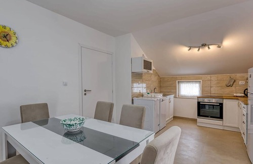 Veli Losinj Apartment | Stunning apartment in Veli Losinj with WiFi