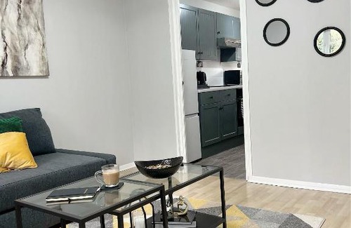 Custom House House | Stunning apartment in Beckton with Private Entrance