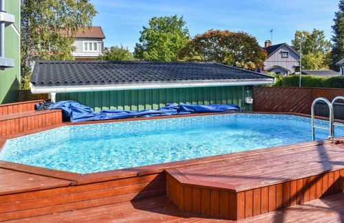 Finspang Apartment | Stunning apartment in Finspng with WiFi, Outdoor swimming pool and Heated swimming pool