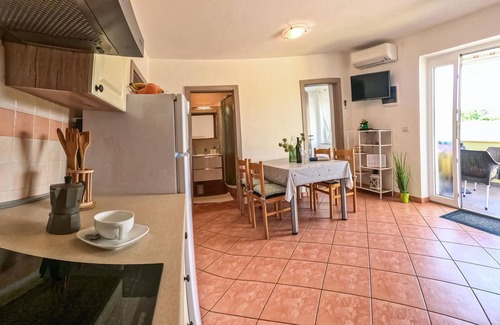Lovrecica Apartment | Stunning apartment in Lovrecica