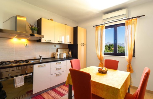 Sucuraj Apartment | Stunning apartment in Sucuraj with WiFi
