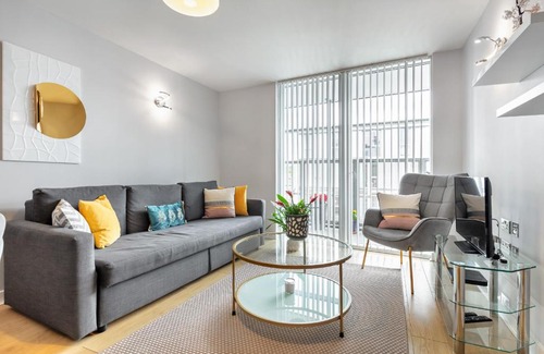 Hornsey Apartment | Stunning Apartment with Underground parking!