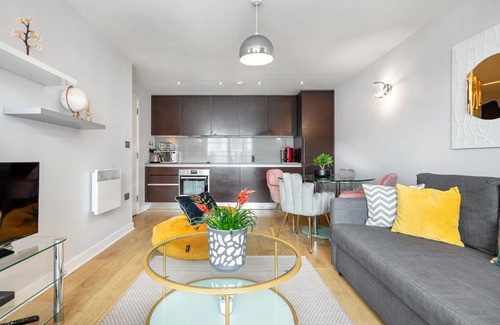 Hornsey Apartment | Stunning Apartment with Underground parking!