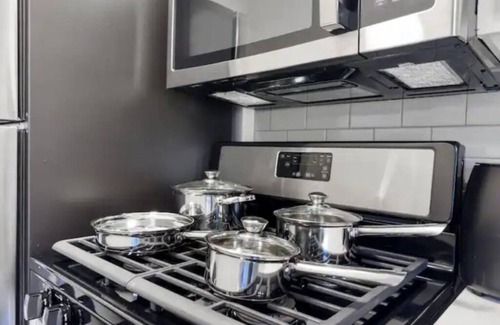 West Campus Apartment | Stunning Area! King Suite, Balcony & Free Parking– Next to UT