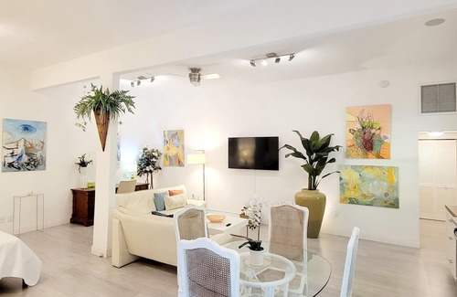 Ormond-by-the-Sea Apartment | Stunning Art Studio at the Beach!