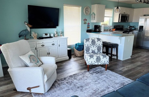 Navarre Beach Condo | Stunning balcony sunsets, 2 minute walk to beach, lil piece of heaven!