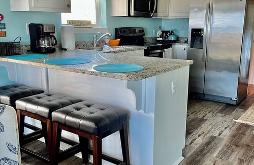 Navarre Beach Condo | Stunning balcony sunsets, 2 minute walk to beach, lil piece of heaven!