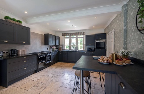 Bathford House | Stunning Bath Property, Perfect For Families, Parties, 3 Hot Tubs!