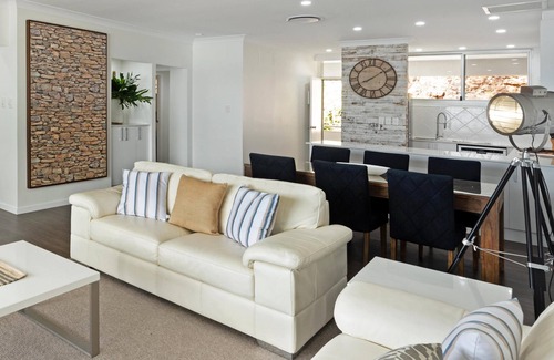 Hamilton Island Apartment | Stunning Beach Front Apartment