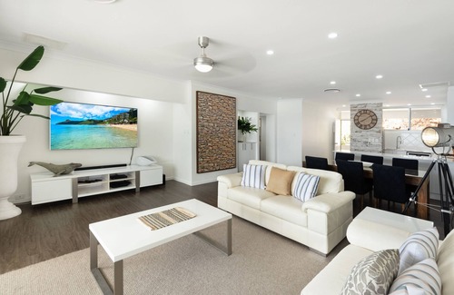 Hamilton Island Apartment | Stunning Beach Front Apartment