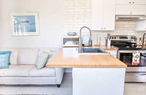 Victoria House | Stunning Beach Front Suite 15min To Downtown!