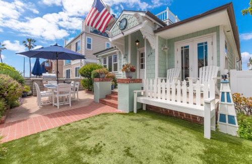 South Mission Beach House | Stunning beach home - steps2sand, AC, Large Patio and Fast Wifi!