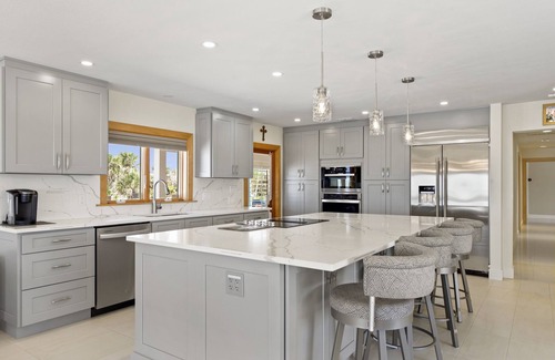 Mid Island House | ☀️Stunning Beachfront Home-Direct Water Views-Beachfront Palace☀️