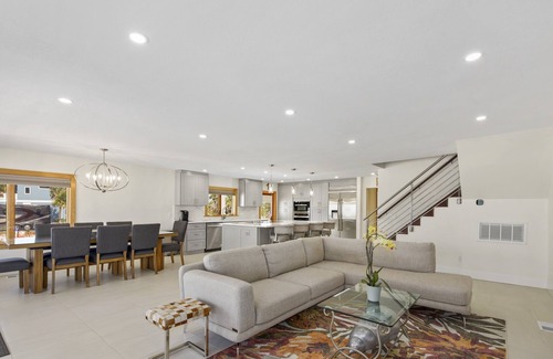 Mid Island House | ☀️Stunning Beachfront Home-Direct Water Views-Beachfront Palace☀️
