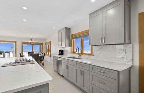 Mid Island House | ☀️Stunning Beachfront Home-Direct Water Views-Beachfront Palace☀️