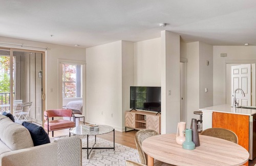 Northwest Bellevue Apartment | Stunning Bellevue 2BR w/Gym, W/D & Lounge, near Shops, by Blueground