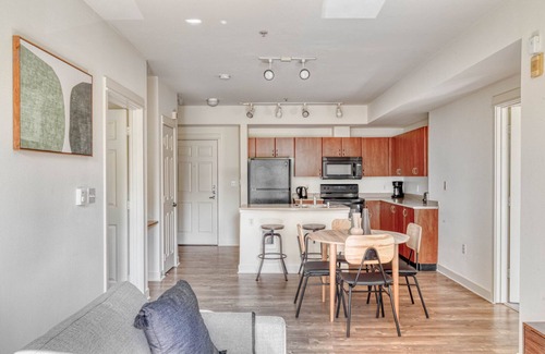 Northwest Bellevue Apartment | Stunning Bellevue 2BR w/Gym, W/D & Lounge, near Shops, by Blueground