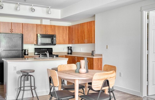 Northwest Bellevue Apartment | Stunning Bellevue 2BR w/Gym, W/D & Lounge, near Shops, by Blueground