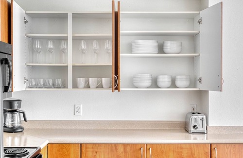 Northwest Bellevue Apartment | Stunning Bellevue 2BR w/Gym, W/D & Lounge, near Shops, by Blueground