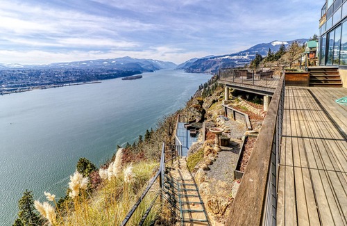 White Salmon House | Stunning bluff-top home with huge Gorge view, hot tub & deck
