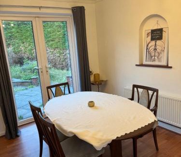 Moorhouse House | Stunning Bungalow In Rugby by Eason Stays, Ideal for Weekend Getaways & Business Travellers - Free Parking