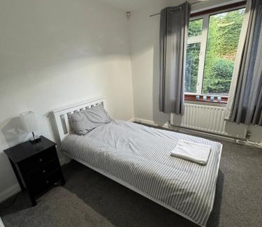 Moorhouse House | Stunning Bungalow In Rugby by Eason Stays, Ideal for Weekend Getaways & Business Travellers - Free Parking
